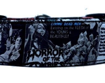 Puede incluir: Collar de perro blanco y negro con temática de película de terror. El collar presenta imágenes de zombis, monstruos y texto que dice "SHOCKER!" "LIVING DEAD MEN - Existing on the FLESH of the YOUNG & BEAUTIFUL!" "HORROR OF THE ZOMBIES".