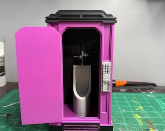Diorama toalety przenośnej w skali 1:12 – z oświetleniem wewnętrznym