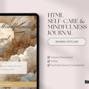 Op de afbeelding: Een digitale tablet toont een journaalcover met een hemels ontwerp in sepia tinten. De tekst luidt "HTML Self-Care & Mindfulness Journal" met "Works Offline" eronder. Extra tekst geeft direct downloaden, HTML-formaat en compatibiliteit met meerdere apparaten aan.
