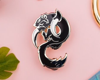 Kamaitachi Yokai Pin - Limited Edition samenwerking met Bakezori Books from Japan - Japanse Ghost Spirit hard emaille pin - sikkel wezel