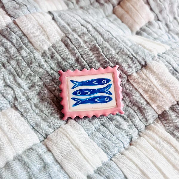 Sello de sardina — Pin/imán de arcilla hecho a mano