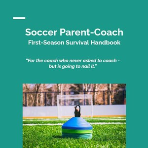 Puede incluir: Sobre un fondo turquesa, el texto "Soccer Parent-Coach First-Season Survival Handbook". Una pila de conos de fútbol azules, verdes y turquesas se encuentra en un campo verde. También se ve el texto "For the coach who never asked to coach - but is going to nail it."
