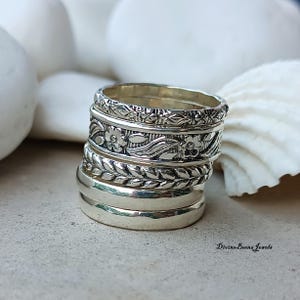 Conjunto de anillos apilables de plata de ley con detalles bohemios y diseño de flores.
