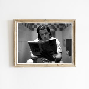 Pulp Fiction Filmposter, John Travolta Poster, Lustig Badezimmer, Lustige Badezimmer Wandkunst, Schwarz und Weiß, Restroom Dekor, Digital Download