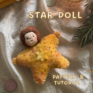 Könnte beinhalten: Eine handgefertigte sternförmige Puppe mit kleinem Gesicht und braunen Haaren. Die Puppe ist gelb mit goldenen Pailletten und einem kleineren Stern in der Mitte. Der Text "STAR DOLL" und "PATTERN & TUTORIAL" sind zu sehen.