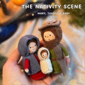 Könnte beinhalten: Handgefertigte Filzfiguren, die die Weihnachtsgeschichte darstellen: Maria, Josef und das Jesuskind. Die Figuren tragen Kapuzenmäntel und Roben in Grau-, Braun-, Rot- und Weißtönen. Der Text "THE NATIVITY SCENE" und "PATTERN & TUTORIAL" ist enthalten.