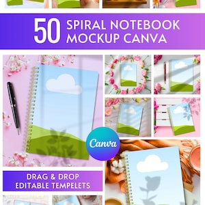 Op de afbeelding: Een verzameling spiraalgebonden notitieboeken met een blauwe lucht en wolkenontwerp, en groene heuvels. De afbeelding bevat de tekst "50 Spiral Notebook Mockup Canva" en "Drag & Drop Editable Tempelets". De notitieboeken hebben een gouden spiraalbinding.