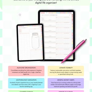 Puede incluir: Dos tabletas digitales que muestran plantillas de planificaci&oacute;n financiera, incluida una p&aacute;gina de cuenta de ahorros con un gr&aacute;fico de frasco y una hoja de informaci&oacute;n de deuda. Un l&aacute;piz &oacute;ptico rosa descansa al lado. Seis cuadros de texto detallan funciones.