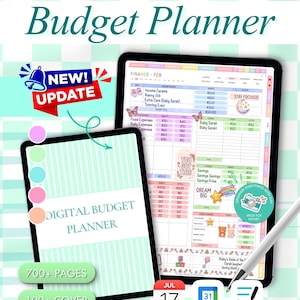 Puede incluir: Un planificador de presupuesto digital en dos pantallas de tableta sobre un fondo a cuadros verde claro. El texto dice Budget Planner, New Update, Digital Budget Planner, 700+ Pages, 100+ Cover e Included con varias categorías financieras.