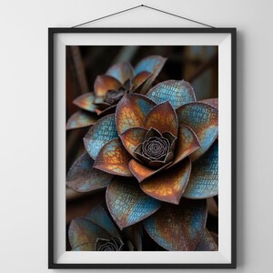 Może przedstawiać: Oprawiony wydruk przedstawiający zbliżenie rośliny sukulentowej. Płatki rośliny wykazują gradient kolorów, w tym rdzawy, pomarańczowy i niebieski. Płatki pokryte są również kodem binarnym. Wydruk jest w czarnej ramie.