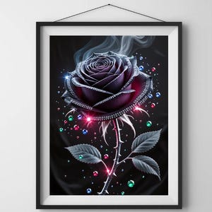 Könnte beinhalten: Gerahmter Kunstdruck mit einer digital gerenderten schwarzen Rose mit Binärcode um die Blütenblätter. Das Kunstwerk enthält einen Stiel mit Blättern und farbigen Edelsteinen, vor einem dunklen Hintergrund mit Rauchschwaden.