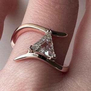 Anillo de diamantes triangular: anillo de compromiso de oro con diseño geométrico único: anillo de promesa o aniversario minimalista y moderno para mujer.
