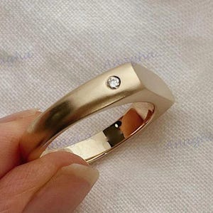 Gouden zegelring met verzonken diamant – moderne minimalistische unisex ring – statementband met matte of gepolijste afwerking – unieke alledaagse sieraden