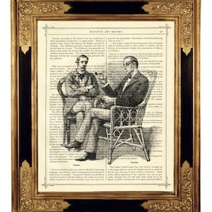 Könnte beinhalten: Eine Schwarzweißillustration von zwei Männern, die auf Stühlen sitzen und über Sprechkunst und Rhetorik diskutieren. Der Text auf der Seite behandelt die verschiedenen Arten der Rede, darunter deklarativ, interrogativ und spontan. Die Illustration stammt aus einem alten Buch.