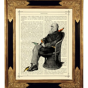 Puede incluir: Una ilustración vintage de un hombre sentado en una silla de mimbre, rodeado de pájaros. La imagen está impresa en una página de un libro antiguo sobre agricultura. El texto de la página habla de los beneficios de la vida en el campo y la importancia de la agricultura.