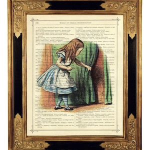 Pode incluir: Alice de Alice no País das Maravilhas, uma ilustração vintage, olha através de uma cortina colorida. A ilustração está impressa em uma página de um dicionário vintage com palavras de pronúncia semelhante.