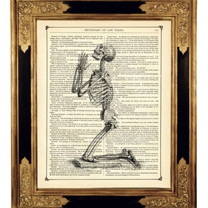 Könnte beinhalten: Eine Vintage-Illustration eines knienden Skeletts im Gebet, gedruckt auf einer Seite aus einem antiken Wörterbuch der Rechtsbegriffe. Der Text auf der Seite definiert Rechtsbegriffe wie "Benefit of Clergy", "Borough-English", "Breach of Trust" und "Burglary".