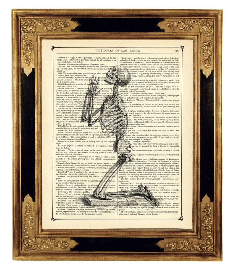 Betendes Skelett Kunstdruck Knochen Totenkopf Gothic Halloween Poster Steampunk Druck auf antiker viktorianischer Buchseite Bild 1