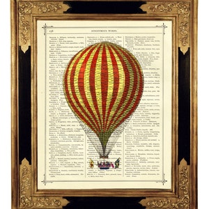 Op de afbeelding: Een vintage illustratie van een luchtballon met rode en gele strepen, omringd door tekst van een woordenboekpagina. De ballon is in de lucht met mensen in een mand eronder. De tekst op de pagina bevat het woord "SYNONYMOUS WORDS."