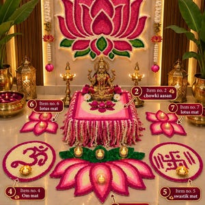 Può includere: Un set decorativo composto da un grande sfondo murale a loto rosa, un chowki aasan quadrato rosa, un tappetino centrale a loto, due tappetini a loto più piccoli e due tappetini circolari con i simboli Om e Swastik, decorati con piccole candele.