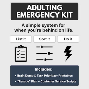 Puede incluir: Gráfico con el texto "ADULTING EMERGENCY KIT" y el lema "Un sistema sencillo para cuando te atrasas en la vida." Incluye iconos para listar, ordenar y hacer tareas, además de una lista de imprimibles y guiones incluidos.