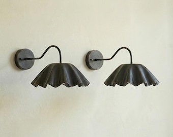 Vintage Brass Ruffle Shade Mid Century Modern Brass Flower Shade Scalloped Wall Sconce Curved Arm Wall Lamp Art Deco Wall Lamp Brass Fixture