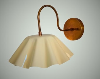 Vintage Brass Ruffle Shade Mid Century Modern Brass Flower Shade Scalloped Wall Sconce Curved Arm Wall Lamp Art Deco Wall Lamp Brass Fixture