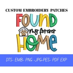 Puede incluir: Parches de bordado personalizados con la frase "FOUND my forever HOME" en letras coloridas y texturizadas. Un gráfico de caseta para perros está entre "FOUND" y "my". El texto "CUSTOM EMBROIDERY PATCHES" está arriba.