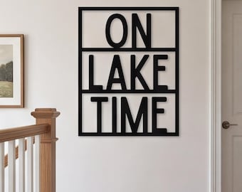 Cartello "On Lake Time", decorazione per casa sul lago - Arredamento costiero moderno, decorazione murale in metallo, regalo nautico per casa al mare per diportisti