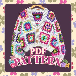 Peut inclure: Un cardigan blanc en crochet avec des motifs carrés colorés. Le cardigan a un col en V, des boutons en bois et des manches longues. Le texte "PDF PATTERN" est affiché sur le devant.