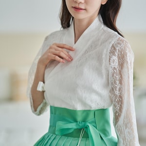 Blusa Hanbok moderna, top Jeogori blanco tipo pareo, mangas de encaje de inspiración coreana.