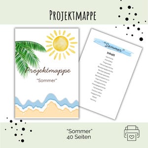 Op de afbeelding: Een projectmap getiteld Projektmappe Sommer met een aquarel zon, palmbladeren en een strandscène. Een tweede pagina toont een inhoudsopgave getiteld Inhalt met een lijst van activiteiten. De tekst Sommer 40 Seiten staat onderaan afgebeeld.