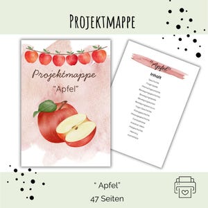 Può includere: Una cartella di progetto intitolata Projektmappe Apfel con un'illustrazione ad acquerello di mele rosse su un filo, una mela intera e una fetta. La seconda pagina mostra un indice intitolato Inhalt con un elenco di attività in tedesco.
