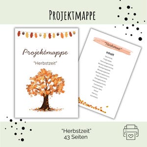 以下が含まれることがあります： Projektmappe Herbstzeitというタイトルのプロジェクトフォルダー。オレンジ色の秋の葉がついた木と葉のガーランドが描かれています。もう1枚のページにはInhaltという見出しの目次があり、物語やゲームなどのアクティビティリストが記載されています。