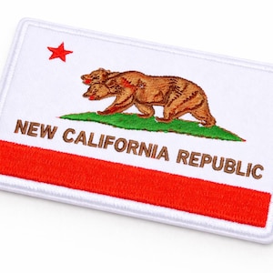 Può includere: Toppa ricamata raffigurante la bandiera della Nuova Repubblica di California. Il design include un orso marrone su erba verde, una stella rossa e una striscia rossa nella parte inferiore. Il testo "NEW CALIFORNIA REPUBLIC" è ricamato in marrone.