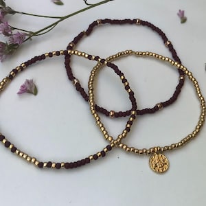 Zarte elastische Armbänder aus dunkelbraunen und roségoldenen Toho-Perlen.