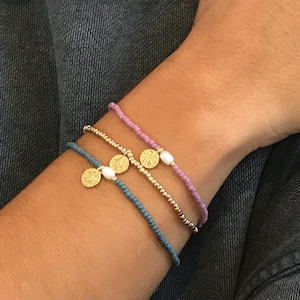 Zartes elastisches Armband blau oder rosa mit Süßwasserperle und Goldmünze