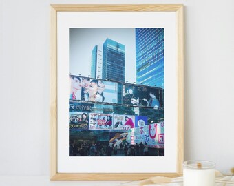 Impresión de la estación de Shibuya, Tokio – Fotografía de vallas publicitarias urbanas (Descarga digital de 4x6 a 16x20)