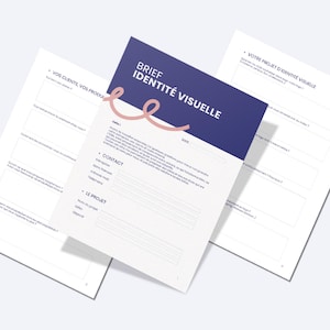 Peut inclure: Trois feuilles de papier blanc avec du texte et des cases à remplir. La feuille centrale a un en-tête bleu foncé avec les mots "BRIEF IDENTITÉ VISUELLE" en blanc. Un motif en spirale rose est au-dessus du texte. Les autres feuilles ont du texte en français.