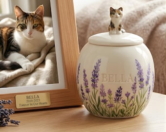 Urna para gatos de color lavanda hecha a mano - Memorial de cerámica personalizado para mascotas con figura de gato calico en 3D - Regalo personalizado para recordar a tu gato fallecido - Sello con nombre hecho a mano