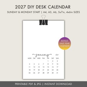 Peut inclure: Un modèle de calendrier de bureau à imprimer pour 2027 avec une pince noire en haut. La page affiche le mois de janvier avec des options de début dimanche et lundi. Le texte indique 2027 DIY DESK CALENDAR, formats A4, A5, A6, 12,7x17,8cm, 10,2x15,2cm, et un badge circulaire dégradé violet et jaune marqué BONUS HALF YEAR CALENDAR.