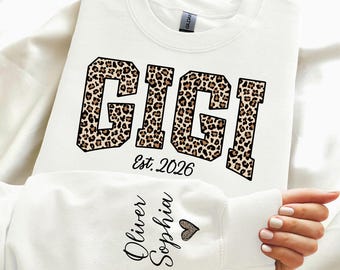 Gigi-sweater met luipaardprint, aangepaste kindernaam op hoodie mouw, gepersonaliseerd Gigi EST-jaarshirt, Moederdagcadeau voor Gigi