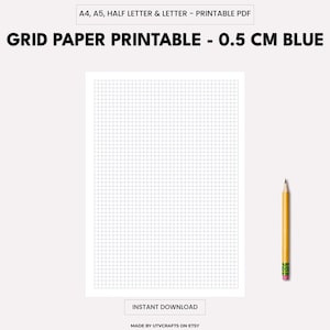 Op de afbeelding: Een afdrukbaar ruitjespapier met een blauw raster van 0,5 cm. De tekst "GRID PAPER PRINTABLE - 0.5 CM BLUE" staat bovenaan. Een gele potlood met een roze gum staat rechts. De tekst "INSTANT DOWNLOAD" staat onderaan.