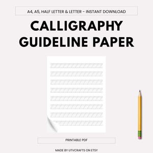 Può includere: Un foglio PDF stampabile bianco con linee guida per la calligrafia, una matita gialla e il testo "CALLIGRAPHY GUIDELINE PAPER". La carta è progettata per formati A4, A5, Half Letter e Letter. Il testo "PRINTABLE PDF" è visibile.