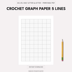 Può includere: Un PDF stampabile con il testo "CROCHET GRAPH PAPER 5 LINES". L'immagine mostra un motivo a griglia, una matita e le parole "INSTANT DOWNLOAD". Il documento è disponibile nei formati A4, A5, Half Letter e Letter.