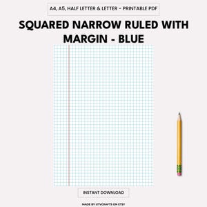 Può includere: Un PDF stampabile con carta a griglia blu a righe strette e un margine. Il testo sull'immagine recita "SQUARED NARROW RULED WITH MARGIN - BLUE" e "INSTANT DOWNLOAD". Una matita gialla con una gomma rosa è sul lato destro dell'immagine.