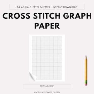 Op de afbeelding: Wit kruissteek grafiekpapier met een rasterpatroon, een potlood en de tekst "CROSS STITCH GRAPH PAPER". Het papier is beschikbaar als een directe PDF-download.