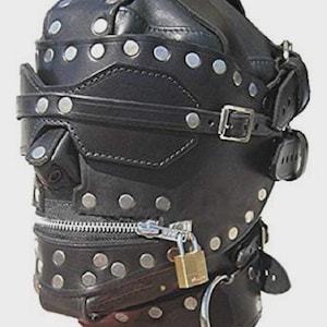 Könnte beinhalten: Schwarze Lederhaube mit silbernen Nieten und Reißverschluss. Die Haube hat ein Vorhängeschloss, Riemen und einen Metallring. Das Design umfasst mehrere Riemen und Schnallen für einen sicheren Sitz. Produkt für Erwachsene.