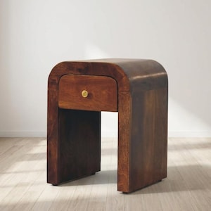 Mesita de noche de madera maciza de mango con cajón y pomo de latón