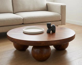 Kastanje- en walnootsalontafel: massief mangohout met sculpturale bolpoten